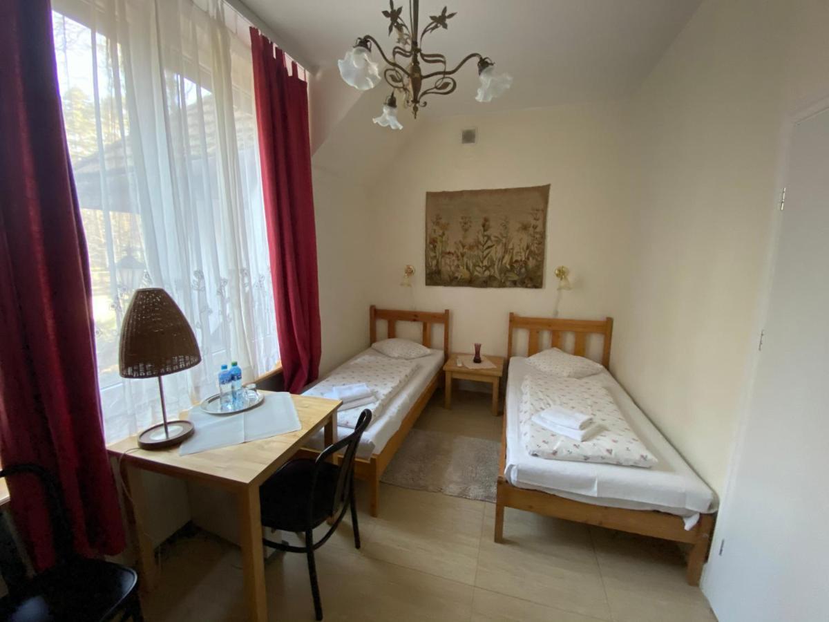 Krzysin Hotel Podkowa Leśna Buitenkant foto